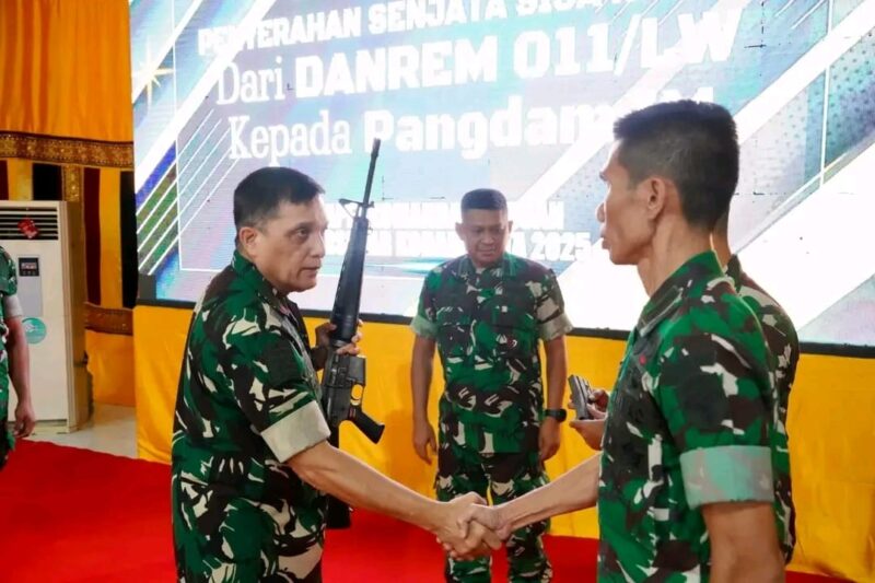 Pangdam IM Mayjen TNI Niko Fahrizal menerima satu pucuk senjata api jenis M-16 A1 beserta satu buah magazen dari Dandim 0102/Pidie, Letkol Inf Andi Irsan, yang ditemukan warga Pidie saat membersihkan kebun. (Foto: For Infoaceh.net)