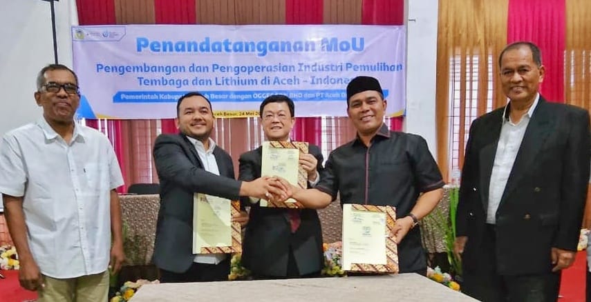 Investor asal Malaysia, Michael Soh, melalui perusahaannya Oggec Sdn Bhd menandatangani MoU dengan Bupati Aceh Besar, Muharram Idris dan PT Aceh Dynamic Plus, terkait rencana pembangunan industri pemulihan lithium dan tembaga di wilayah Aceh Besar. (Foto: For Infoaceh.net)