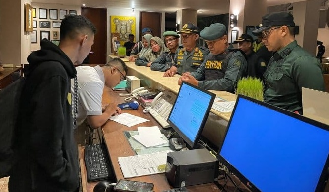 Tim gabungan Satpol PP-WH Aceh Besar, melakukan razia dan pengawasan terhadap pelaksanaan syariat Islam di sejumlah hotel dalam wilayah Aceh Besar, Sabtu malam (24/5/2025)