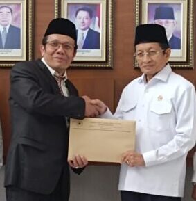 Menteri Agama Prof Dr Nasaruddin Umar menyerahkan Perpres perubahan IAIN Lhokseumawe menjadi UIN Sultanah Nahrasiyah kepada Rektor Dr Danial MAg di Jakarta, Senin (26/5)