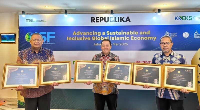 Staf Ahli Gubernur Restu Andi Surya, mewakili Gubernur Aceh menerima Penghargaan Anugerah Adinata Syariah 2025 dan Indonesia Sharia Forum (ISF) 2025 yang diselenggarakan oleh KNEKS dan Republika di Le Meridien Jakarta, Senin, 26 Mei 2025