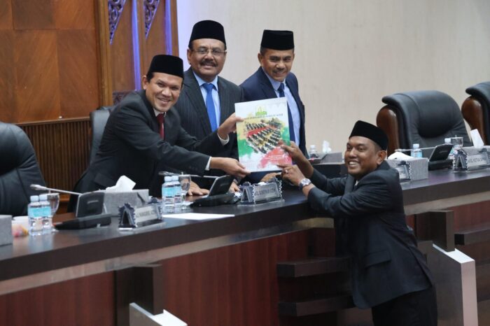 Wakil Gubernur Aceh Fadhlullah, menghadiri rapat paripurna DPRA terkait penyampaian rekomendasi LKPJ Gubernur Aceh Tahun 2024, di Gedung Utama DPRA, Senin (26/5)
