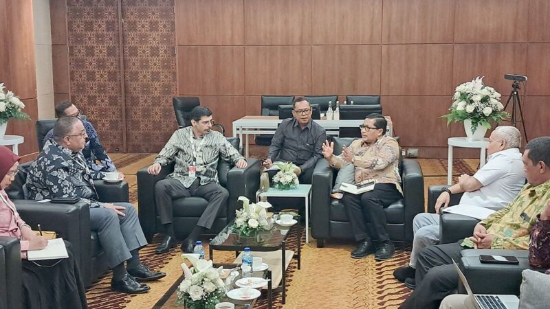 Presiden Direktur Mubadala Energy Indonesia, Abdulla Bu Ali bersama Kepala BPKS Iskandar Zulkarnaen diskusi strategis mrmbahas dukungan logistik pengeboran Andaman di Petroleum Association (IPA) di ICE BSD, Tangerang, Banten. (Foto: For Infoaceh.net)