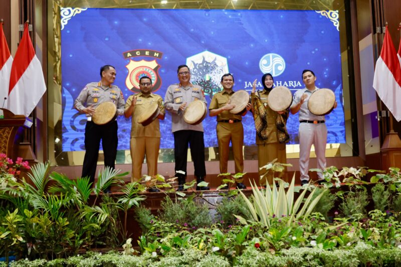 Wagub Fadhlullah, Kapolda Aceh Irjen Pol Achmad Kartiko dan Wali Kota Banda Aceh Illiza Sa’aduddin Djamal meluncurkan Inovasi Layanan Samsat Aceh dan Insentif Pajak bagi Penyandang Disabilitas, di Anjong Mon Mata, Selasa (27/5)
