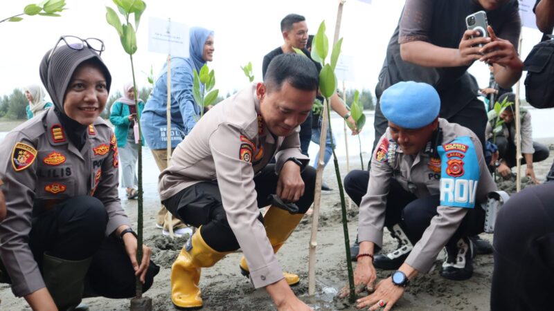 Polsek Baitussalam menanam 3.000 bibit mangrove di pesisir Pantai Lamcalok, Dusun Mon Singet, Gampong Kajhu, Kecamatan Baitussalam, Aceh Besar, Senin sore (26/5)
