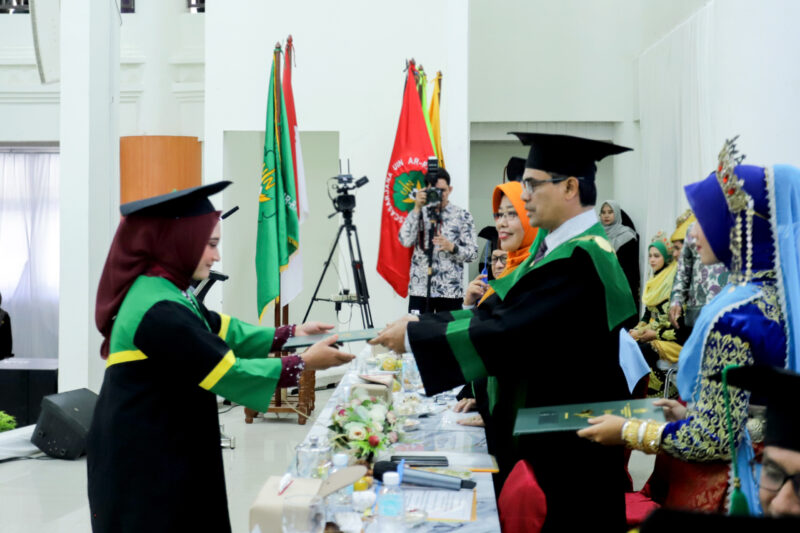UIN Ar-Raniry meluluskan 913 wisudawan dari program sarjana, magister dan doktoral dalam Rapat Senat Terbuka di Auditorium Prof Ali Hasjmy, Darussalam, Selasa (27/5). (Foto: For Infoaceh.net)