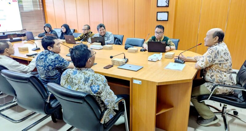 Kakanwil DJPb Aceh Izharul Haq memimpin pertemuan Asset & Liabilities Committee (ALCo) yang membahas realisasi APBN 2025 Regional Aceh, penerimaan maupun pengeluaran, Selasa (27/5). (Foto: For Infoaceh.net)