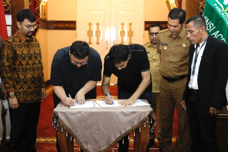 Gubernur Aceh Muzakir manaf dan CEO PT Flora Agung Grup, Ivansyah, menandatangani MoU bangun pabrik minyak goreng di Meuligoe Gubernur Aceh, Selasa (27/5). (Foto: For Infoaceh.net)