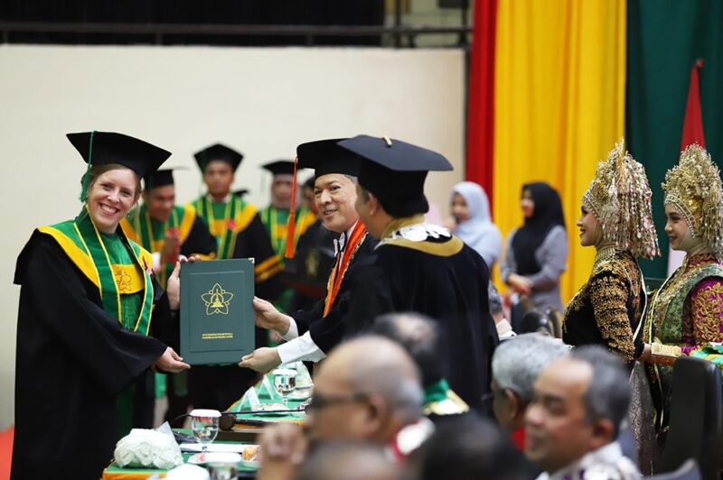 Universitas Syiah Kuala (USK) mewisuda 1.383 lulusan sarjana, magister, doktor, profesi, spesialis, subspesialis, sarjana terapan dan diploma periode Februari – April 2025 di Gedung AAC Dayan Dawood, Selasa, 27 Mei 2025