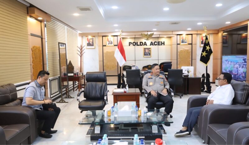 Kapolda Aceh Irjen Pol Achmad Kartiko didampingi Dirreskrimsus menerima audiensi Kadis Peternakan Aceh, Zalsufran, di ruang kerjanya, Selasa, 27 Mei 2025. (Foto: For Infoaceh.net)