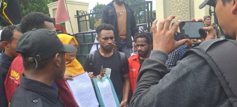 Mahasiswa Papua, HIMAPA, HIMAPAL, Aksi Unjuk Rasa Banda Aceh, Demonstrasi Mahasiswa Papua, Simpang Lima Banda Aceh, Gedung DPRA, Polresta Banda Aceh, Kompol Marzuki, Kombes Pol Joko Heri Purwono, Tuntutan Mahasiswa Papua, Operasi Militer Papua, HAM Papua, Komisi HAM PBB, Dialog Damai Papua, Komisi Kebenaran Papua, Aksi Damai Banda Aceh, Unjuk Rasa 27 Mei 2025, Aksi Mahasiswa 2025, Infoaceh.net, Berita Aceh Hari Ini