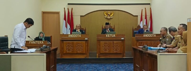 Komisi Informasi Pusat (KIP) menggelar persidangan sengketa informasi yang diajukan oleh YARA terhadap Kemendagri, di Jakarta, Selasa (27/5).