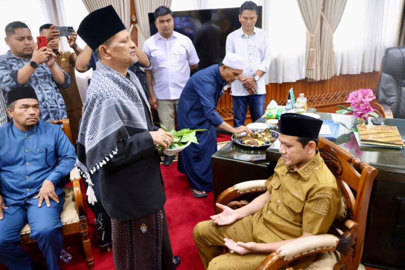 Wagub Fadhlullah dipeusijuek sejumlah ulama menjelang keberangkatannya ke Tanah Suci Arab Saudi untuk menunaikan ibadah haji, di ruang kerja Wagub Aceh, Selasa (27/5).