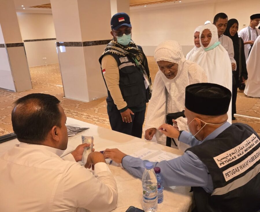 Sebanyak 391 jamaah haji Aceh kloter 08 asal Pidie telah menerima dana wakaf Baitul Asyi senilai 2.000 Riyal atau sekitar Rp8,7 juta per orang pada Selasa (27/5). (Foto: Infoaceh.net/ Alfian Azizi)