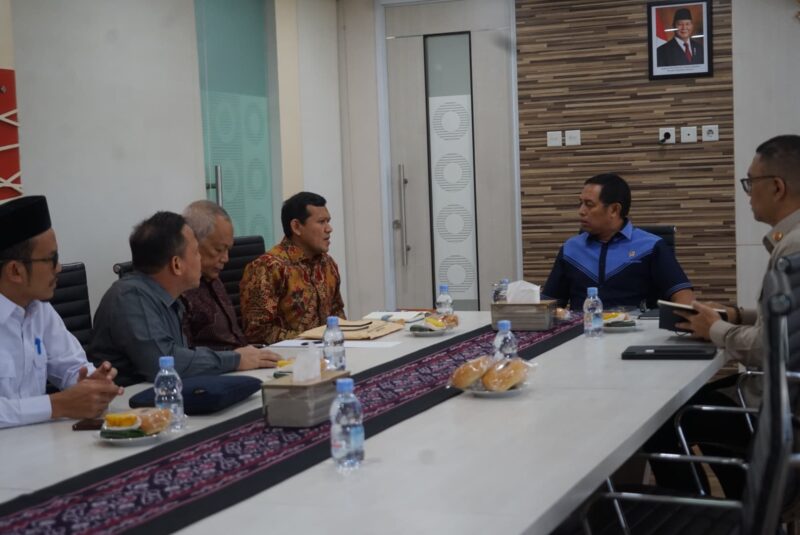 Wakil Gubernur Aceh Fadhlullah bersama rombongan saat bertemu Kepala Kantor Komunikasi Kepresidenan Hasan Nasbi, di Jakarta, Senin (28/5/2025). (Foto: For Infoaceh.net)