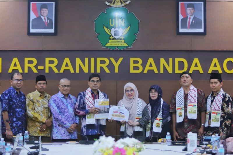 UIN Ar-Raniry menyerahkan donasi sebesar Rp50 juta untuk pembangunan Rumah Sakit Ibu dan Anak (RSIA) Indonesia di Gaza, Palestina.