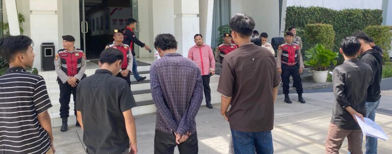 Mahasiswa yang tergabung dalam ALAMP AKSI Kota Banda Aceh menggelar unjuk rasa di depan kantor Wali Kota Banda Aceh Rabu (28/5). (Foto: For Infoaceh.net)