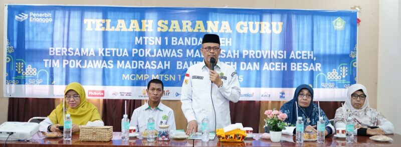 Kakankemenag Banda Aceh Salman Arifin membuka kegiatan telaah sarana guru MTsN 1 Model Banda Aceh. (Foto: For Infoaceh.net)