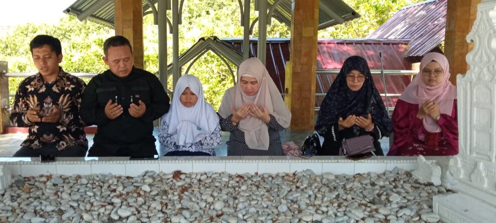 Ketua Maemuna Center Indonesia, Onny Firyanti Hamidi bersama rombongan yang sedang berada di Aceh, Rabu (28/5) berziarah ke Makam Pahlawan Nasional Laksamana Malahayati di Gampong Lamreh, Krueng Raya, Aceh Besar. (Foto: For Infoaceh.net)