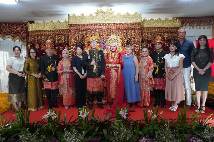Pertunjukan budaya Indonesia yang menampilkan prosesi pernikahan adat Aceh mencuri perhatian para tamu asing di Manila, Filipina. Bertempat di Wisma Duta Besar RI Manila Rabu, pada 28 Mei 2025. (Foto: Dok. KBRI Manila)