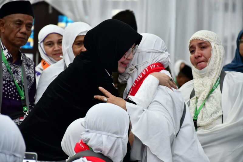 Wali Kota Banda Aceh Illiza Sa’aduddin Djamal melepaskan keberangkatan 124 jamaah haji Aceh yang tergabung dalam kloter 12 atau kloter terakhir, Kamis (29/5). (Foto: For Infoaceh.net)