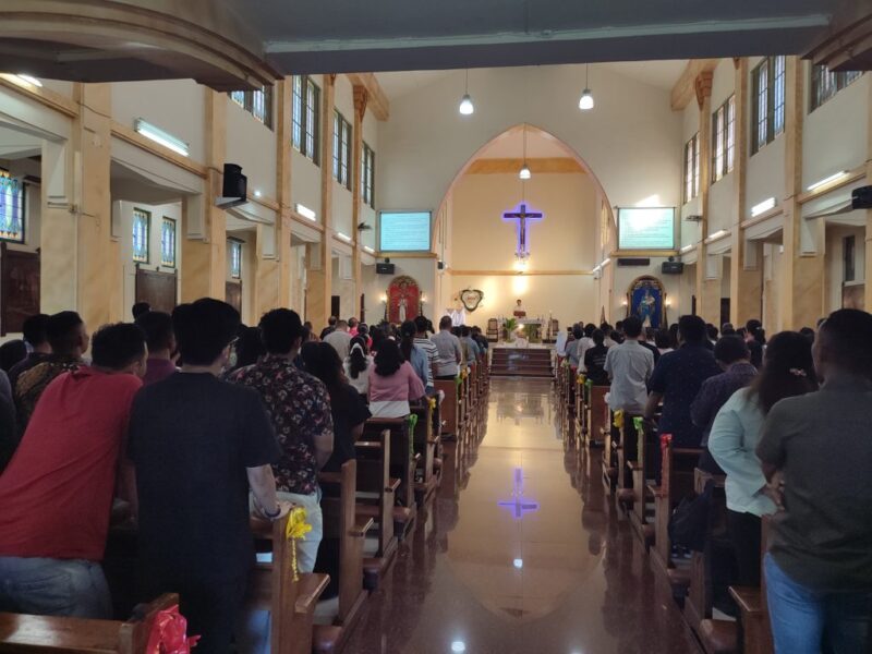 Umat Kristiani di Banda Aceh merayakan Hari Kenaikan Isa Almasih 2025 dan menjalankan ibadah Paskah di Gereja Katolik Hati Kudus dengan penuh khidmat dan dalam suasana yang aman. (Foto: For Infoaceh.net)