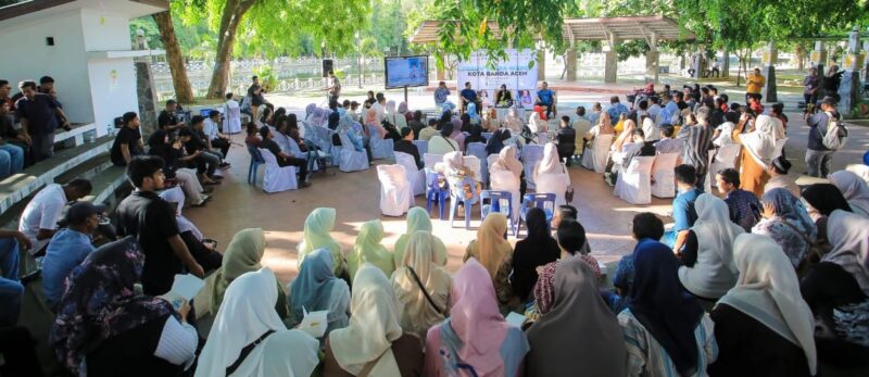 Ratusan warga kota ngobrol bareng Wali Kota Banda Aceh Illiza Sa'aduddin Djamal, Wakil Wali Kota Afdhal Khalilullah di "Forum Suara Warga", Jum'at sore, 30 Mei 2025, di Taman Putroe Phang. (Foto: For Infoaceh.net)