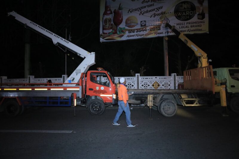 Pembongkaran baliho ilegal di kawasan Taman Putroe Phang Banda Aceh, Jum'at malam (30/5).
