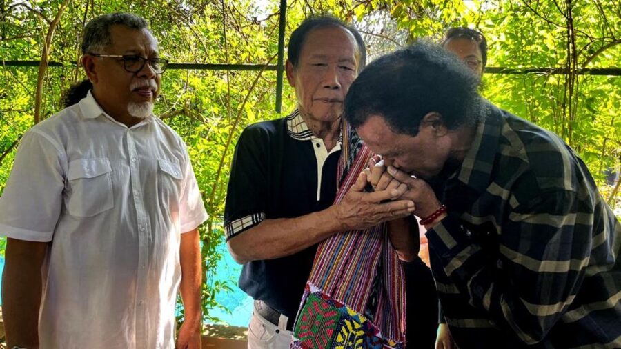 Ketua Umum GRIB Jaya, Rosario de Marshall alias Hercules, menyambangi kediaman mantan Kepala BIN Jenderal TNI (Purn) Sutiyoso di kawasan Cibubur, Rabu (28/5/2025).