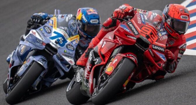 Marquez bersaudara jatuh di 2 lap awal MotoGP Inggris. (Foto: Getty Images/Steve Wobser)