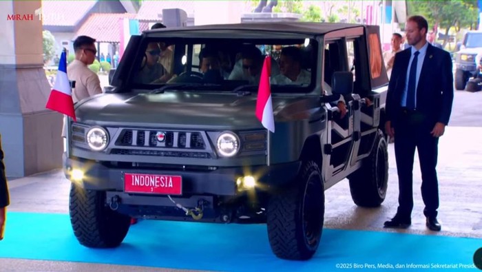 Gaya Prabowo Antar Presiden Macron Naik Maung Pindad, Disambut Sorak Pelajar di Magelang