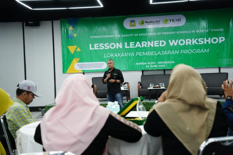 Yayasan Kemanusiaan Madani Indonesia (YKMI), didukung oleh Muslim Aid, menggelar kegiatan Lesson Learned Program Penguatan Kualitas Pendidikan di Aceh Tahap Keempat Tahun 2024–2025, Selasa (24/6/2025), di Aula Lantai 5 Hotel Rasamala, Banda Aceh.