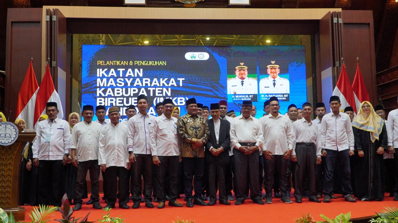 Bupati Bireuen Mukhlis melantik Amiruddin Cut Hasan sebagai Ketua Umum IMKB Banda Aceh periode 2025–2028 di Anjong Mon Mata, Banda Aceh, Sabtu malam, 14 Juni 2025. (Foto: Infoaceh.net/Fauzan Daud)