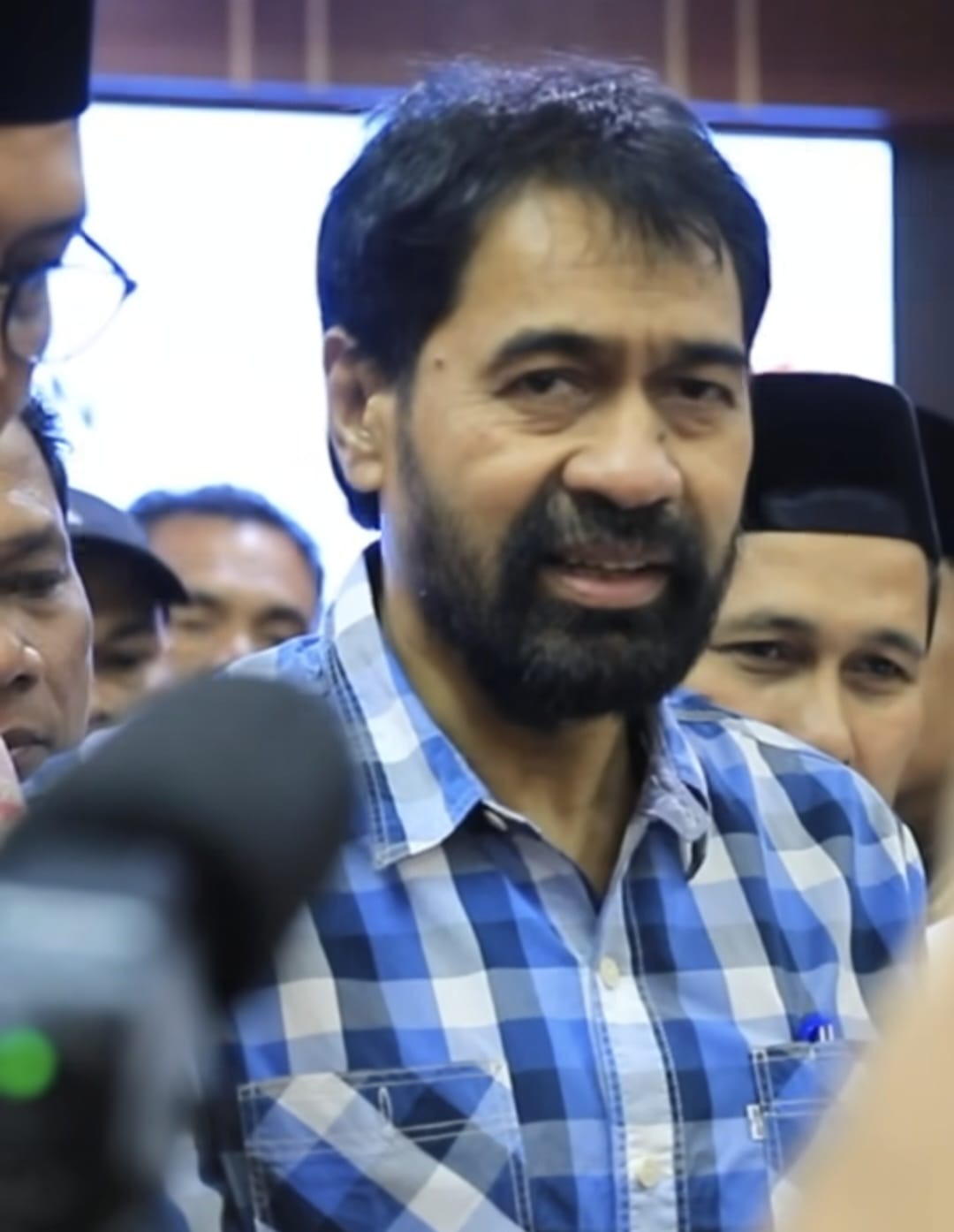 Gubernur Aceh Muzakir Manaf atau Mualem menjawab pertanyaan wartawan di Pendopo Gubernur Aceh, Jum'at malam (13/6)