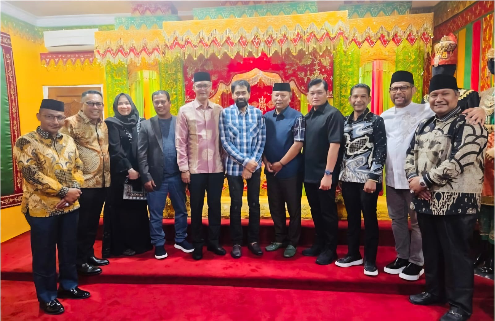 Enam Anggota DPR RI dan empat Anggota DPD RI asal Aceh menghadiri pertemuan dengan Gubernur Aceh Muzakir Manaf atau Mualem guna membahas sengketa empat pulau, di Pendopo Gubernur Aceh pada Jum'at malam (13/6). (Foto: Ist)
