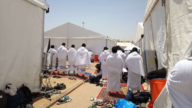 Jemaah salat jama qasar zuhur asar di arafah