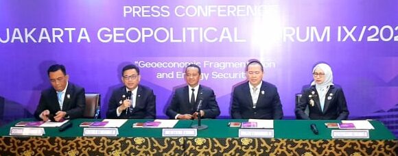 Menteri ESDM, Bahlil Lahadalia (tengah) dalam konferensi pers di acara akarta Geopolitical Forum di kawasan Lapangan Banteng, Jakarta Pusat, Selasa, 24 Juni 2025