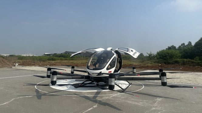 taksi terbang EHang 216-s yang membawa penumpang manusia untuk pertama kalinya di langit Phantom Ground Park, PIK 2, Kabupaten Tangerang, Rabu (25/6/2025).