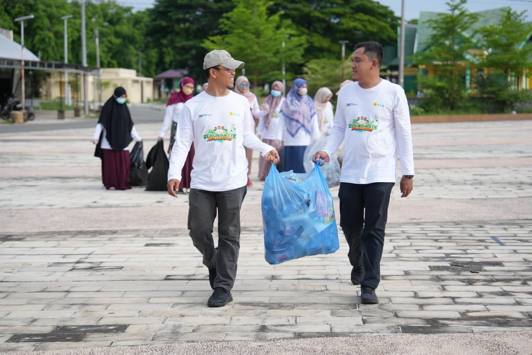 Pegawai PLN Aceh bersama Komunitas Peduli Lingkungan mengikuti kegiatan Zero Waste Warrior di komplek Taman Ratu Safiatudin Banda Aceh Kamis (12/6)