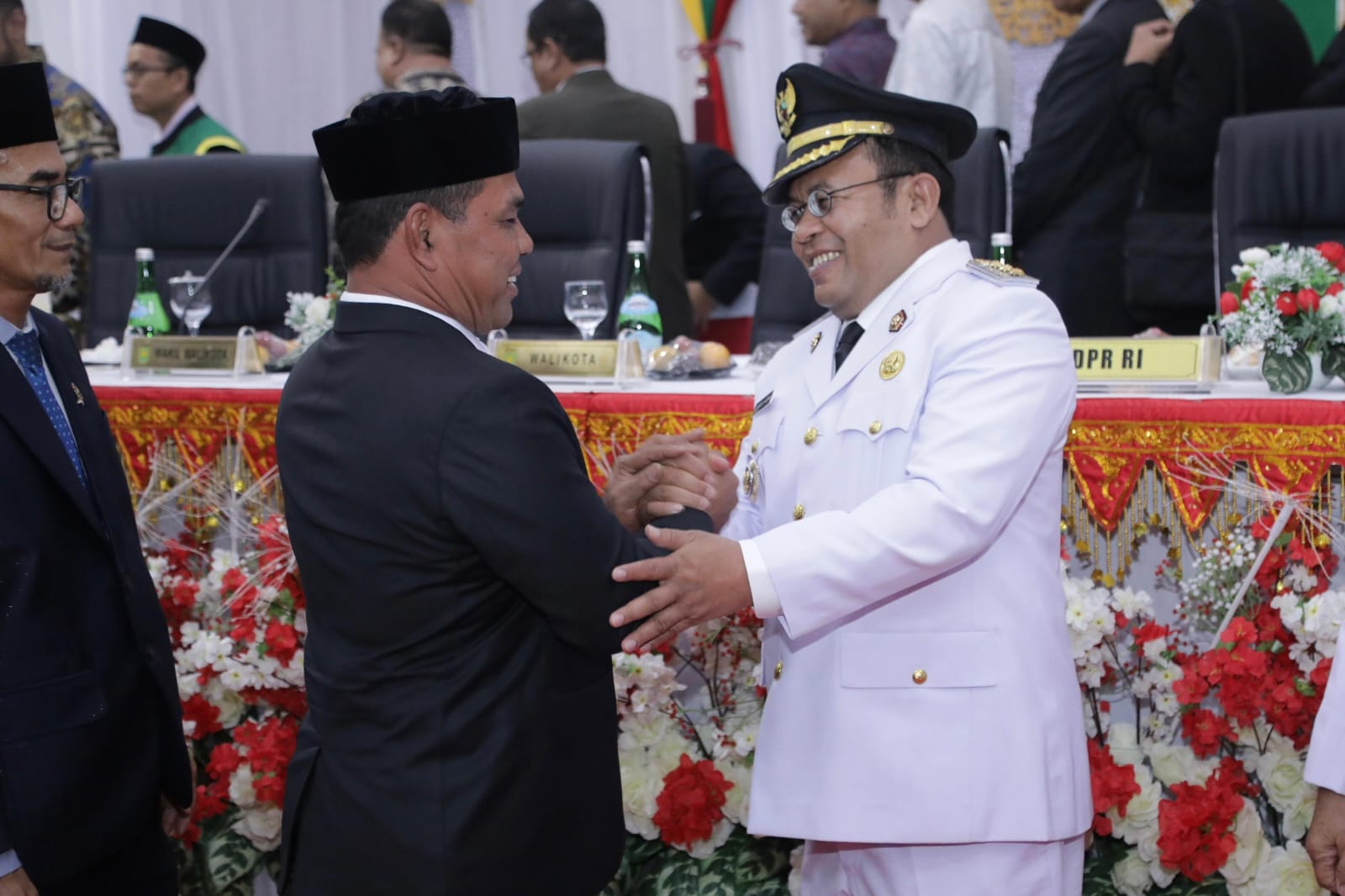 Bupati Aceh Besar Syech Muharram Idris memberikan ucapan selamat kepada Zulkifli H Adam, Wali Kota Sabang periode 2025-2030, usai dilantik oleh Gubernur Aceh di Gedung DPRK Sabang, Sabtu (14/6). (Foto: Ist)