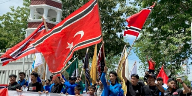 Ratusan masyarakat dan mahasiswa dari berbagai perguruan tinggi di Aceh menggelar aksi unjuk rasa di halaman Kantor Gubernur Aceh, Banda Aceh, Senin 16 Juni 2025.