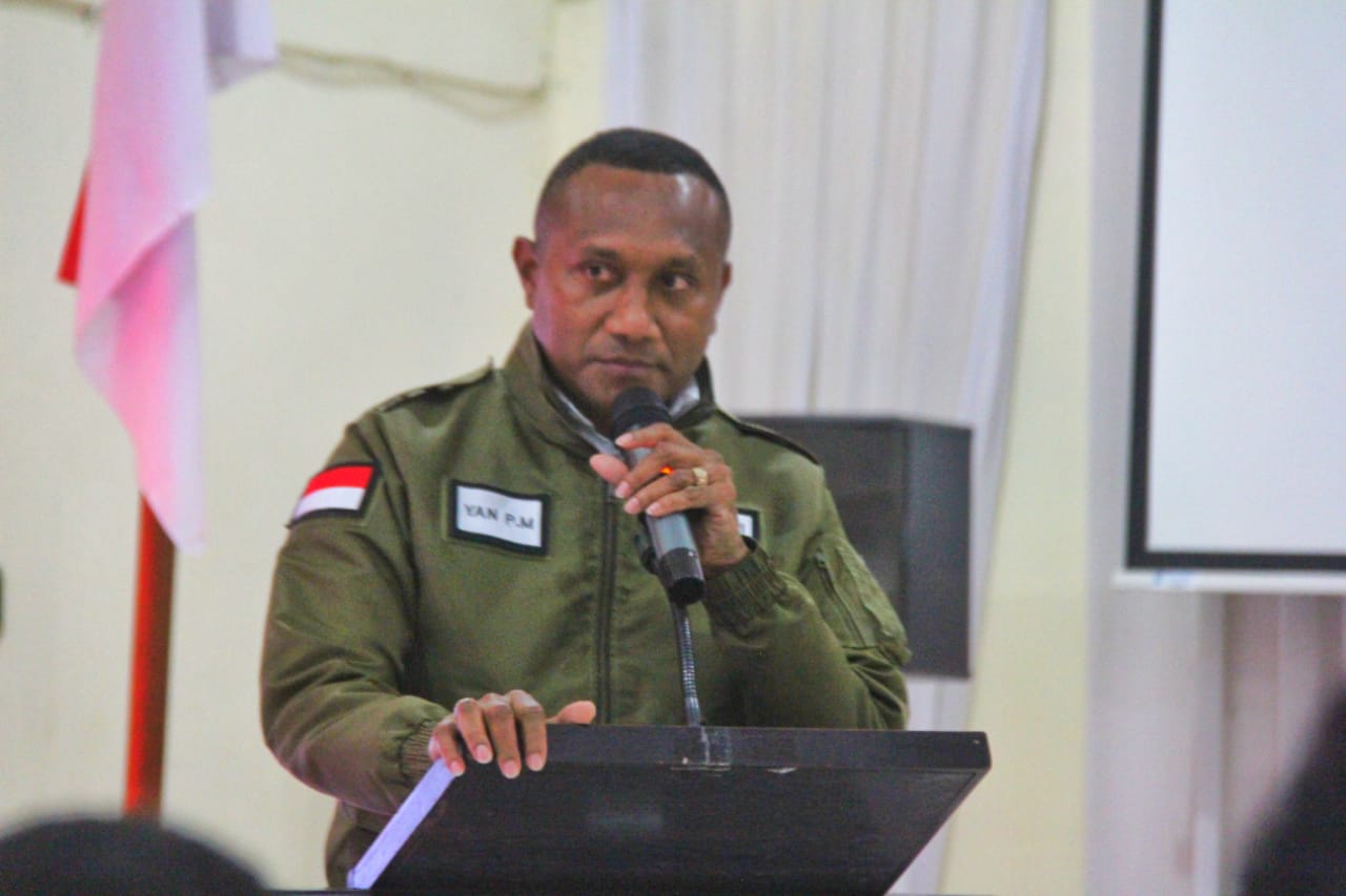 Anggota DPR RI Dapil Papua, Yan Permenas Mandenas