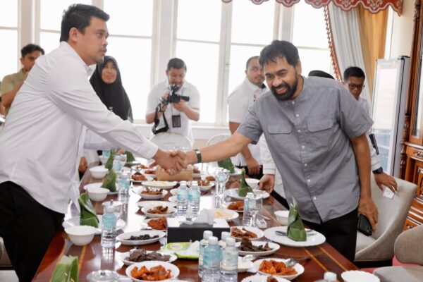 Gubernur Aceh Muzakir Manaf atau Mualem saat menerima kunjungan silaturahmi Gubernur Sumut (Gubsu) Bobby Nasution, di Pendopo Gubernur Aceh, Rabu pagi (4/6/2025). (Foto: For Infoaceh.net)