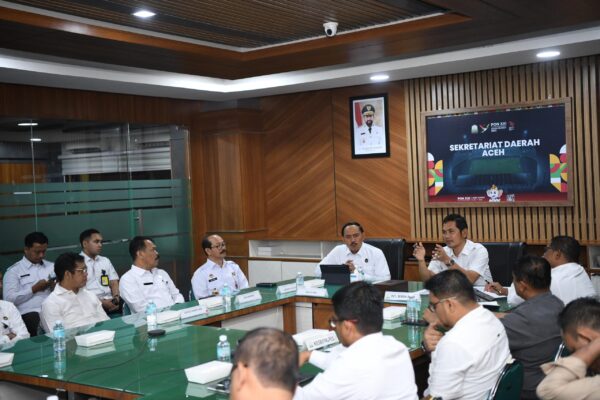 Plt Sekda Aceh M Nasir Syamaun menerima kunjungan Deputi Bidang Koordinasi Hak Asasi Manusia Kemenko Kumham-Imipas Ibnu Chuldun, dalam rangka koordinasi terkait rencana peresmian Memorial Living Park Rumoh Geudong di ruang rapat Sekda Aceh, Kamis (12/6)