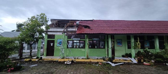 Kondisi SDN Lam Awee, Kecamatan Peukan Bada, Aceh Besar yang rusak akibat angin kencang. (Foto: Dok. BPBD Aceh Besar)