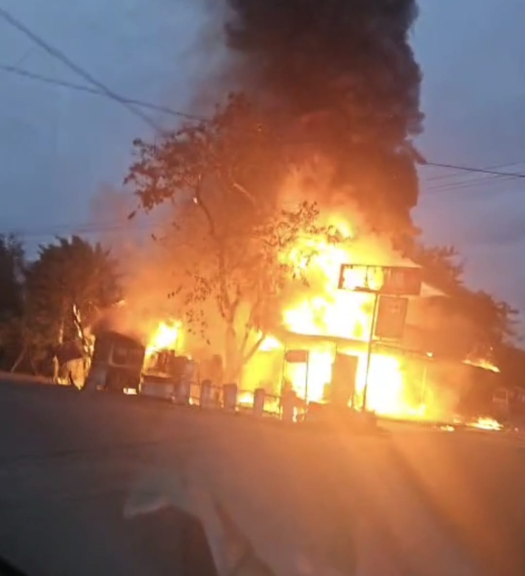Kebakaran menghanguskan toko sembako dan rumah kontrakan di Gampong Limpok, Kecamatan Darussalam, Aceh Besar, Kamis sore (12/6). (Foto: Dok. BPBD Aceh Besar)