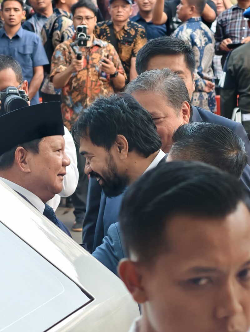 Gubernur Aceh Muzakir Manaf berbincang singkat dengan Presiden Prabowo Subianto di sela-sela menghadiri pertemuan International Conference on Infrastructure di JCC Senayan Jakarta, Kamis (12/6).