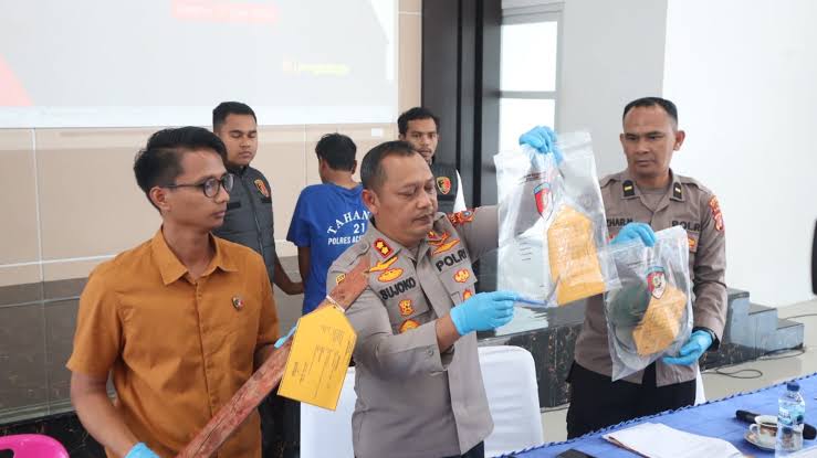 Kapolres Aceh Besar AKBP Sujoko didampingi Kasat Reskrim dan Kasi Humas memperlihatkan barang bukti saat konferensi pers kasus pembunuhan di aula Mapolres setempat, Selasa (17/6). (Foto: Dok. Polres Aceh Besar)
