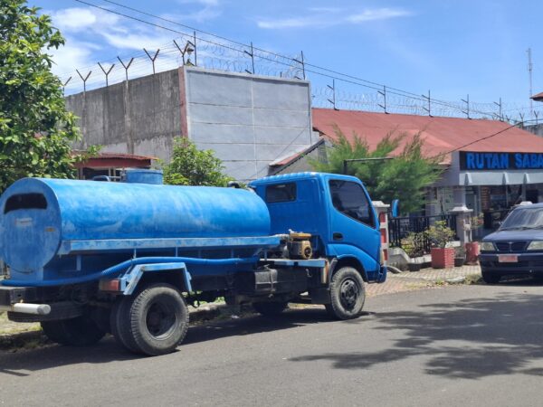 Mobil tangki enam roda milik Rutan Kelas IIB Sabang disewakan untuk proyek pembangunan pelabuhan, mengangkut air bersih secara rutin ke lokasi konstruksi.
