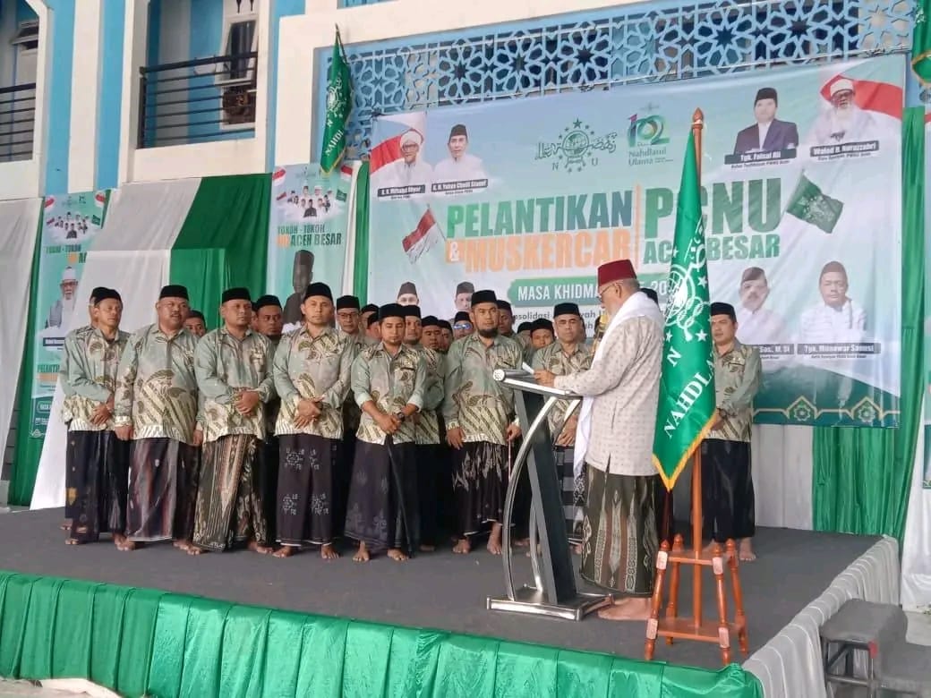 Rais Syuriah PWNU Aceh, Tgk H Nuruzzahri Yahya (Waled Nu) saat melantik Pengurus PCNU Aceh Besar masa khidmat 2025–2030 di Pesantren Ruhul Falah, Samahani, Aceh Besar, Kamis (19/6). (Foto: Ist)